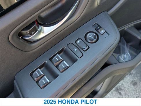 New 2025 Honda Pilot Touring image 13