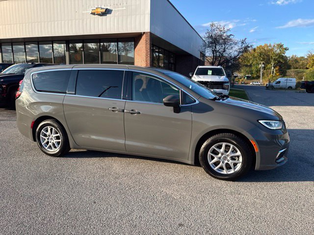 Used 2023 Chrysler Pacifica Touring-L FWD image 6