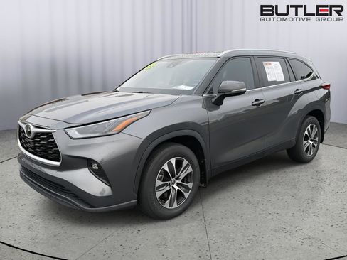 Used 2023 Toyota Highlander XLE FWD image 1