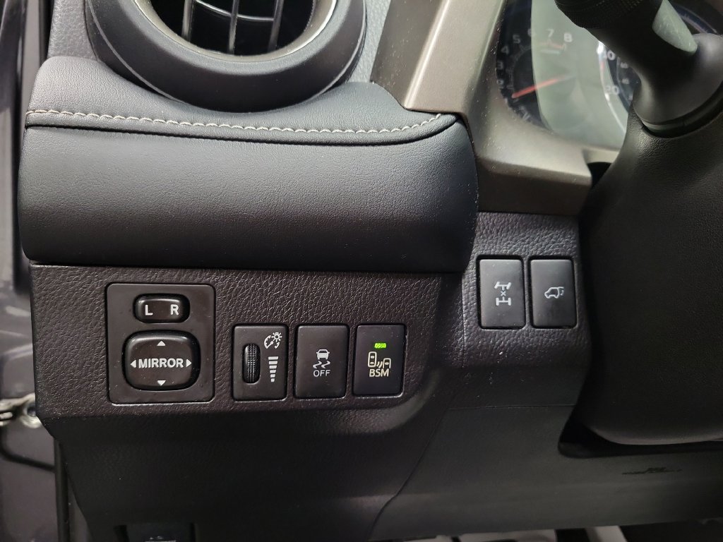 Used 2015 Toyota RAV4 Limited w/ Technology Package AWD/4WD image 29