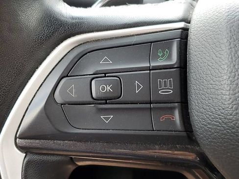 Used 2022 Jeep Grand Cherokee Laredo w/ Luxury Tech Group I AWD/4WD image 11