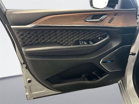 Used 2022 Jeep Grand Cherokee Summit w/ Luxury Tech Group V image 10