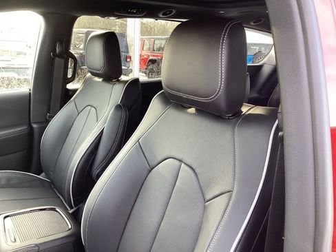 New 2026 Chrysler Pacifica Limited image 24