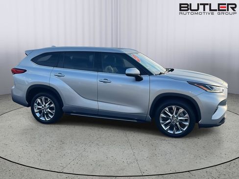 Used 2023 Toyota Highlander Limited FWD image 7