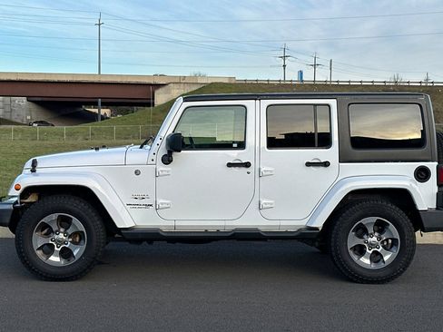 Used 2018 Jeep Wrangler Unlimited Sahara w/ Connectivity Group image 6