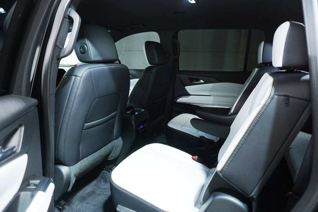 Used 2025 Chevrolet Traverse High Country AWD/4WD image 15