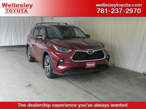 Used 2024 Toyota Highlander XLE image 1