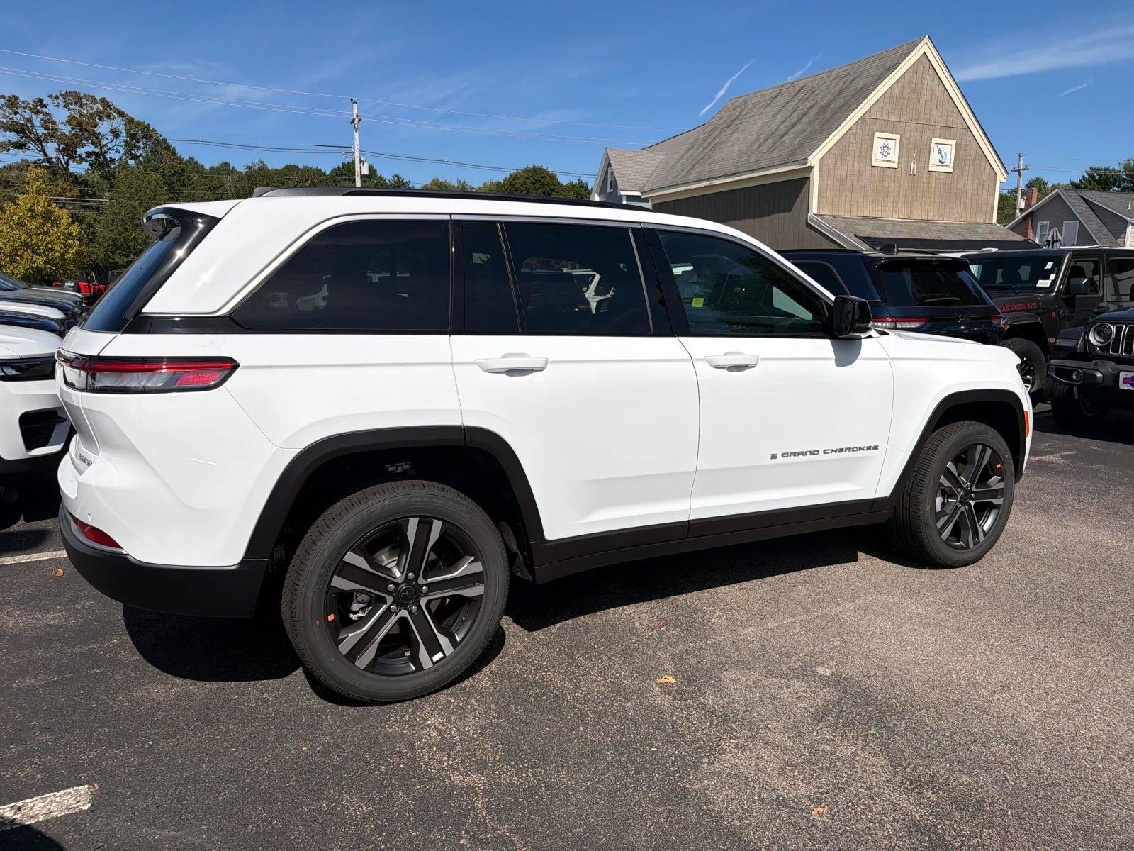 New 2027 Jeep Grand Cherokee Limited AWD/4WD image 2