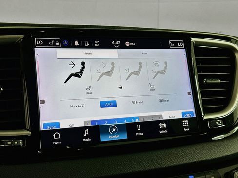 Used 2024 Chrysler Pacifica Touring-L FWD image 22