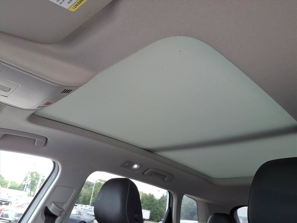 Used 2022 Volkswagen Taos SE w/ Panoramic Sunroof Package FWD image 23