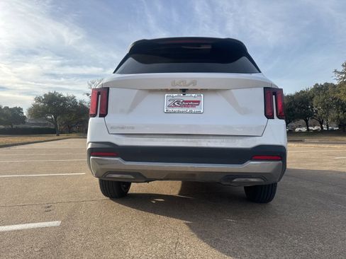 Used 2025 Kia Sorento S w/ Panoramic Sunroof Package image 5