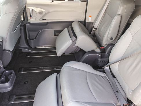 Used 2021 Toyota Sienna Limited image 19