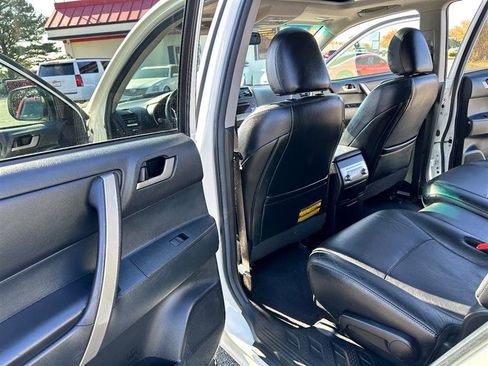 Used 2011 Toyota Highlander SE image 25