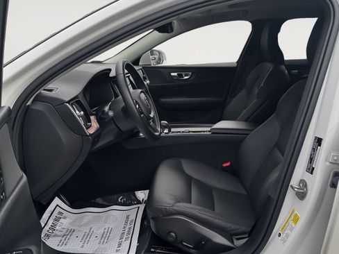 Used 2025 Volvo V60 B5 Cross Country Plus image 12