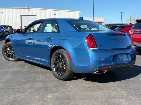 Used 2022 Chrysler 300 Touring L w/ Comfort Group AWD/4WD image 5