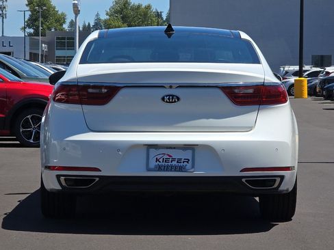 Used 2017 Kia Cadenza Premium w/ Luxury Package FWD image 5