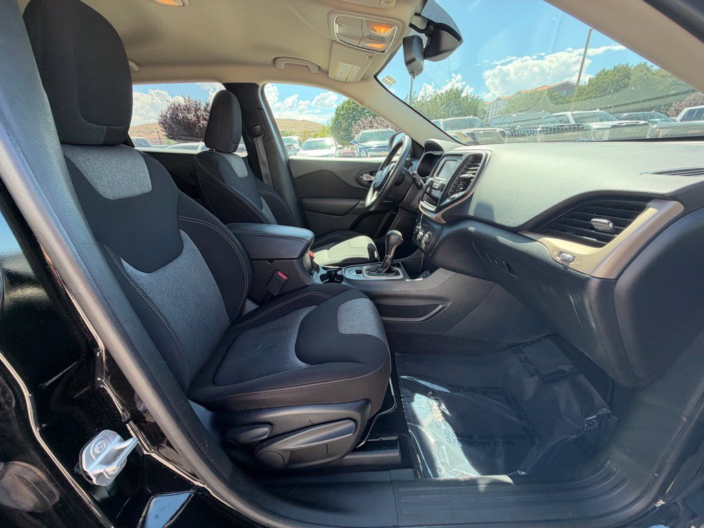 Used 2017 Jeep Cherokee Sport FWD image 16