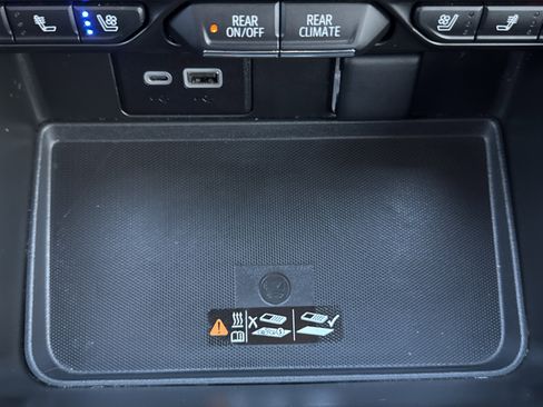 Used 2024 Chevrolet Suburban High Country image 32