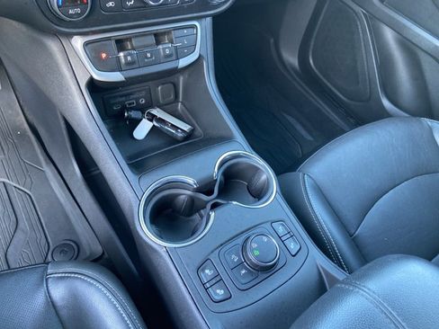Used 2022 GMC Terrain SLT w/ LPO, Floor Liner Package image 38