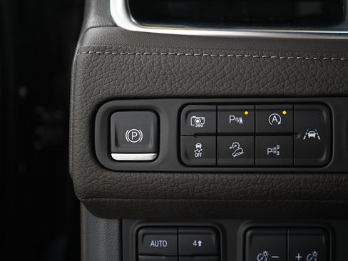 Used 2023 GMC Yukon XL Denali image 32