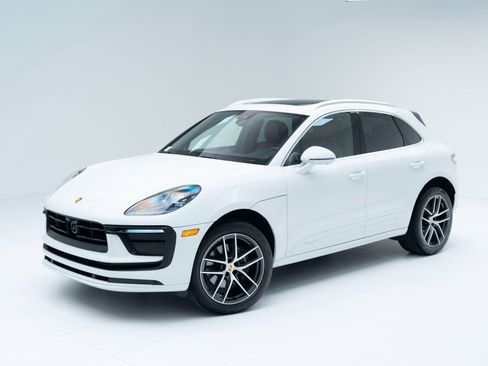 Certified 2025 Porsche Macan image 1