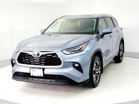 Used 2022 Toyota Highlander XLE image 2