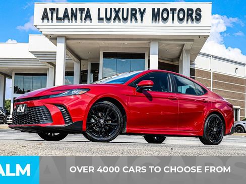 Used 2025 Toyota Camry SE image 3