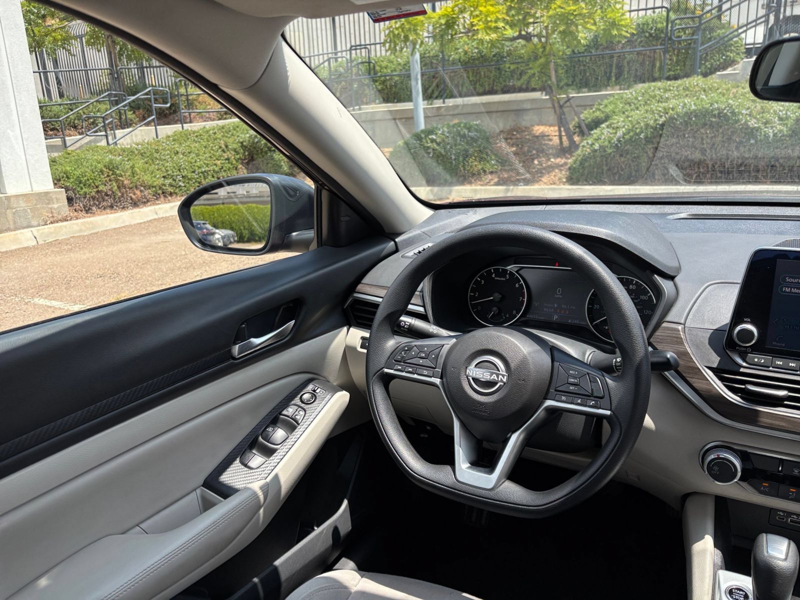 Used 2025 Nissan Altima 2.5 SV FWD image 33