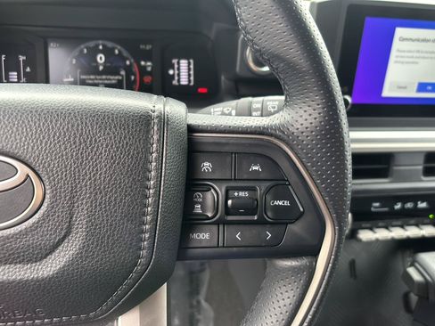 Used 2025 Toyota 4Runner SR5 AWD/4WD image 29