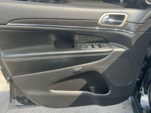 Used 2017 Jeep Grand Cherokee Limited AWD/4WD image 11