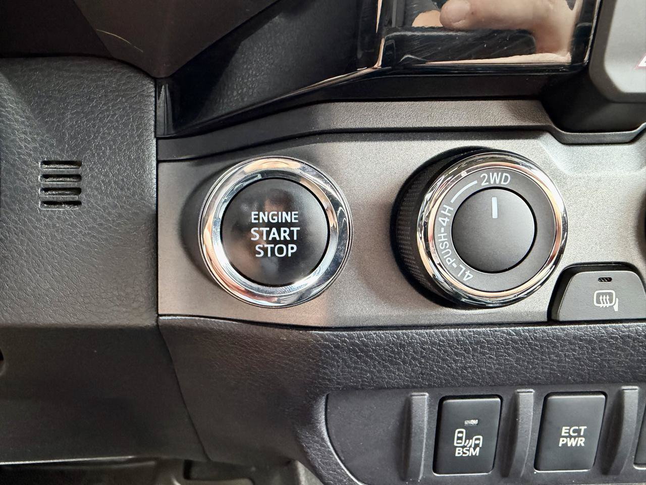 Used 2016 Toyota Tacoma TRD Off-Road w/ Premium & Technology Package AWD/4WD image 31