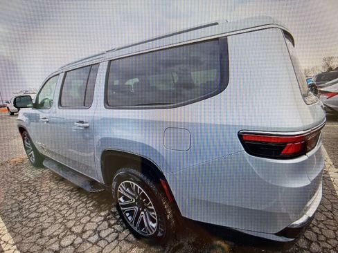 Used 2024 Jeep Wagoneer L Series II w/ Flexible Seating Group image 15