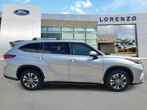 Used 2021 Toyota Highlander XLE FWD image 4