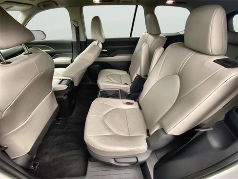 Used 2025 Toyota Grand Highlander AWD image 24