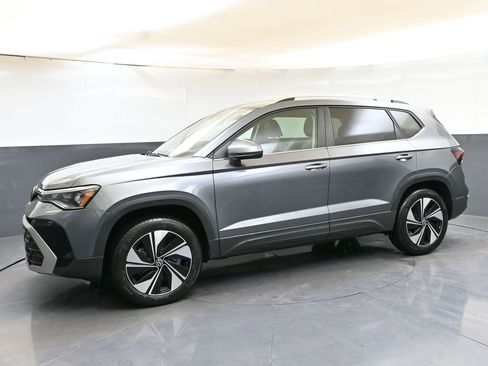 Used 2025 Volkswagen Taos SE w/ Panoramic Sunroof Package image 2