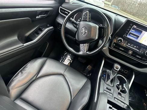 Used 2020 Toyota Highlander XLE image 22