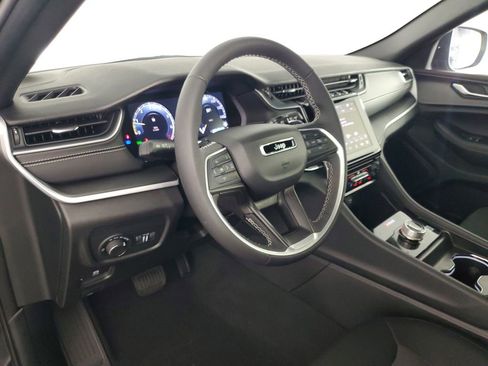 Used 2025 Jeep Grand Cherokee Laredo X image 11