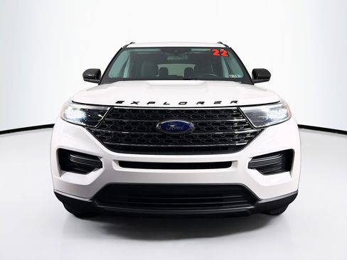 Used 2022 Ford Explorer XLT image 3