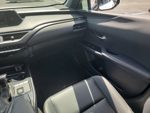 Used 2022 Lexus UX 200 w/ Accessory Package (Z1) FWD image 18