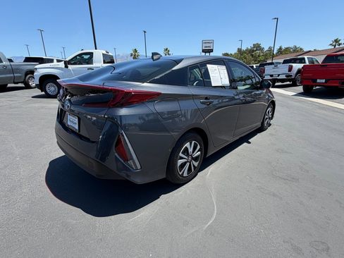 Used 2018 Toyota Prius Prime Advanced w/ Carpet Mat Package FWD image 3