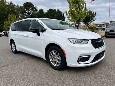 Certified 2024 Chrysler Pacifica Touring-L image 5