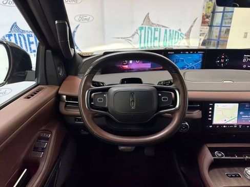 Used 2025 Lincoln Navigator Reserve AWD/4WD image 14