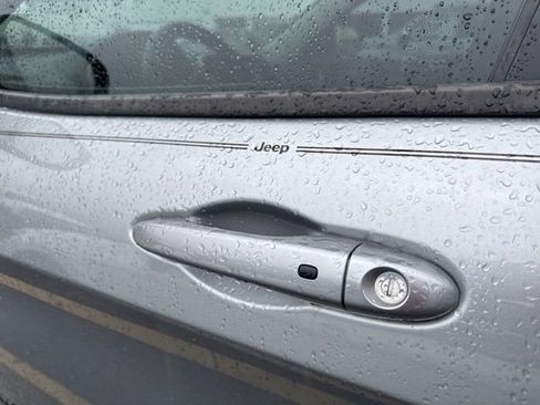 Used 2017 Jeep Cherokee Limited image 11