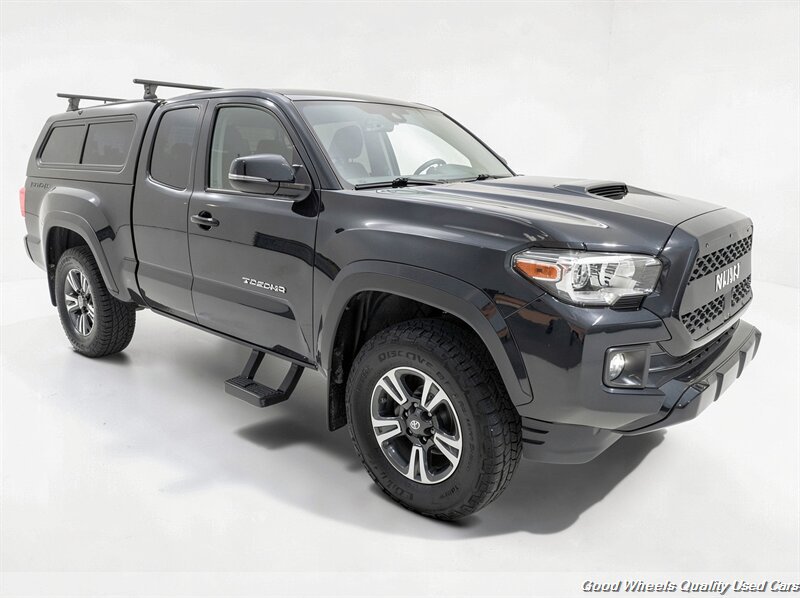 Used 2018 Toyota Tacoma TRD Sport AWD/4WD image 3