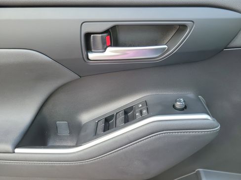 Used 2023 Toyota Highlander XLE image 18