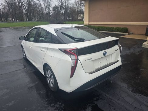 Used 2018 Toyota Prius Three w/ Advanced Technology Package image 16