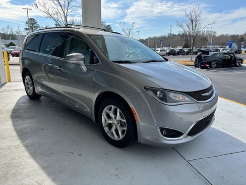 Used 2017 Chrysler Pacifica Touring-L Plus w/ Advanced Safetytec Group image 5