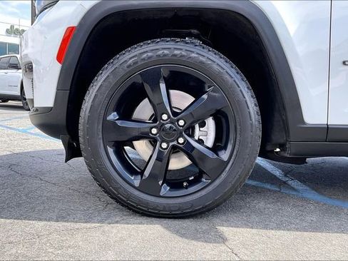 Used 2023 Jeep Grand Cherokee L Laredo image 8