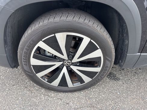 Used 2022 Volkswagen Taos SE w/ Panoramic Sunroof Package FWD image 11