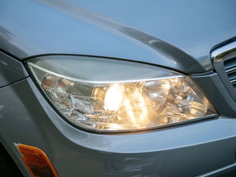 Used 2009 Mercedes-Benz C 300 Sedan image 10